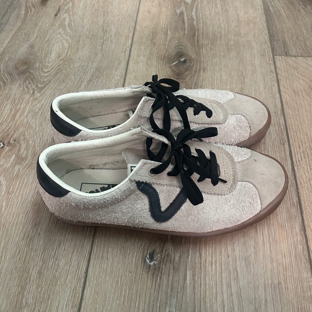 Vans sport low shoe. Size 7 in men’s, 8.5 in women’s.